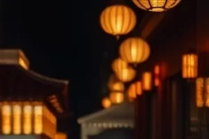 夜色中的放映厅银幕亮起，片头字幕缓缓推出的首页主视觉